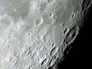 A destacada cratera PETAVIUS.