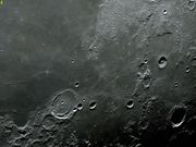 A destacada cratera de piso "fraturado" POSIDONIUS.