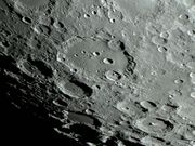 A enorme e destacada cratera CLAVIUS.